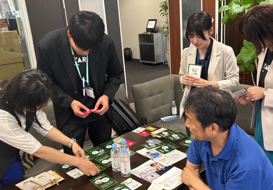 カードゲームfrom Meに取り組む参加者の様子