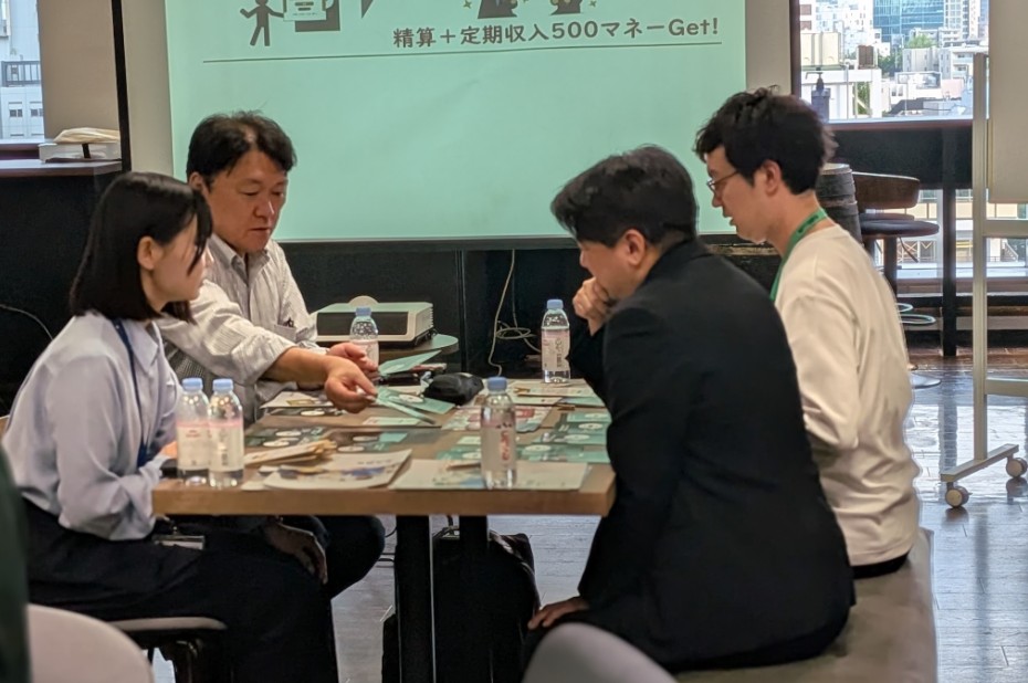 会場内で交流する参加者