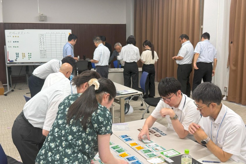 カードゲームを通じて意見交換を行う参加者の様子
