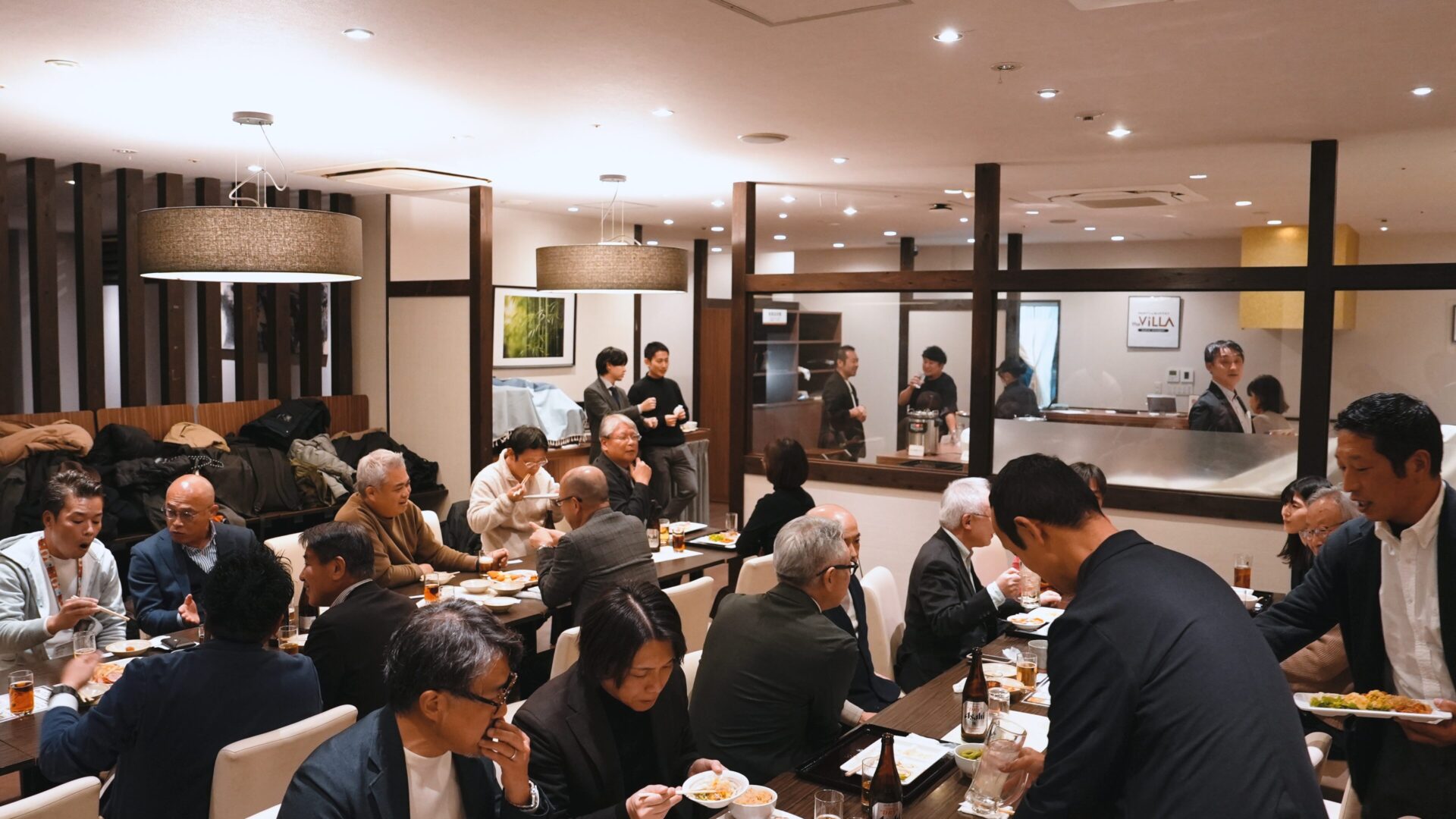 懇親会で参加者が交流する様子